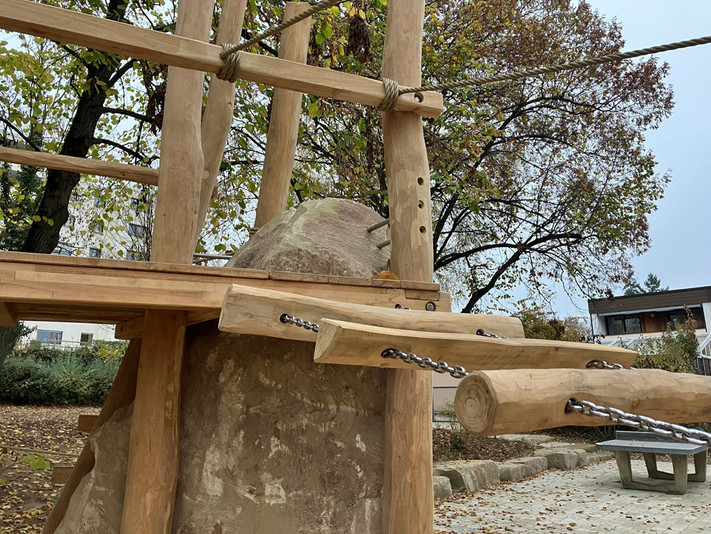 Kletterfelsen erinnern an eine Berglandschaft auf dem Spielplatz Maihalde in Frankenbach. Foto: Stadt Heilbronn