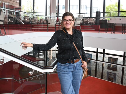 Das Bild zeigt die neue Intendantin Solvejg Bauer auf den Treppen des Heilbronner Theaters.