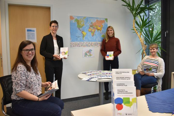 Sandra Bertsch und Dr. Anne Lepper von der Stadt Heilbronn sowie Karen Württemberger und Heide Hindahl vom Landkreis Heilbronn präsentieren die gemeinsam herausgegebenen Broschüren