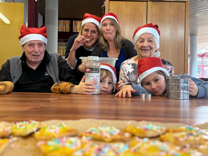 Gemeinsame Backaktion (Foto: Familienzentrum Olgakrippe)