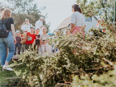 Kinder und Erwachsene stehen gemeinsam in einem Garten. Foto: Pexels/Helen