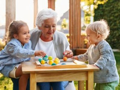 Kinder und Senioren beim Spielen, KI-generiertes Foto (Stadt Heilbronn/Jürgen Häffner)