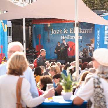 Schmuckbild - Menschen stehen bei Jazz und Einkauf und lauschen der Musik