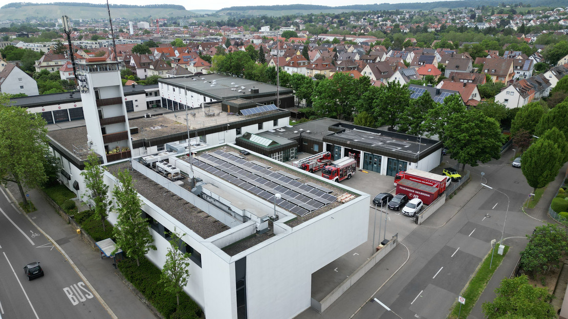 Das Bild zeigt die Gebäude der Hauptfeuerwache an der Beethovenstraße mit einigen Feuerwehrgebäuden.