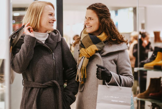 Schmuckbild zwei junge Frauen shoppen in Heilbronn