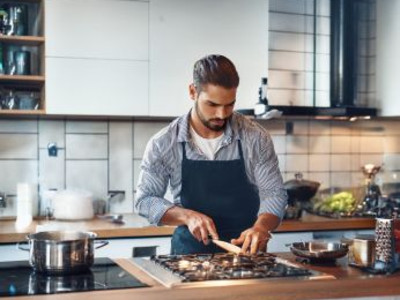 Mann beim Kochen, Umgang mit Zöliakie, KI-generiertes Foto (Stadt Heilbronn/Jürgen Häffner)