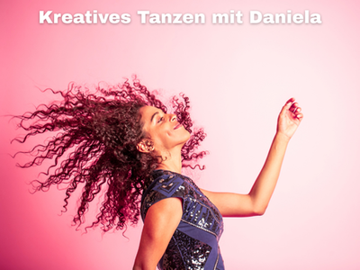 Man sieht eine Frau, die lacht und tanzt.