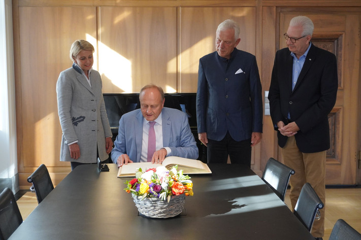 Joachim Rukwied, Präsident des Deutschen Bauernverbands, trägt sich im Beisein von Oberbürgermeister Harry Mergel, Erster Bürgermeister Martin Diepgen (r.) und Bürgermeisterin Agnes Christner ins Goldene Buch der Stadt Heilbronn ein.