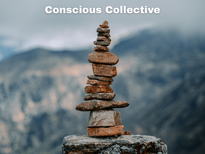 Man sieht eine verschwommene Landschaft und davor Steine , die aufeinander gestapelt sind. Conscious Collective ist als Überschrift zu erkennen.