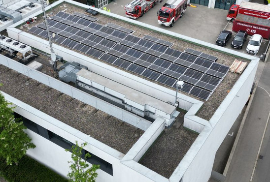 Man sieht die PV-Anlage auf dem Dach der Leitstelle Feuerwehr