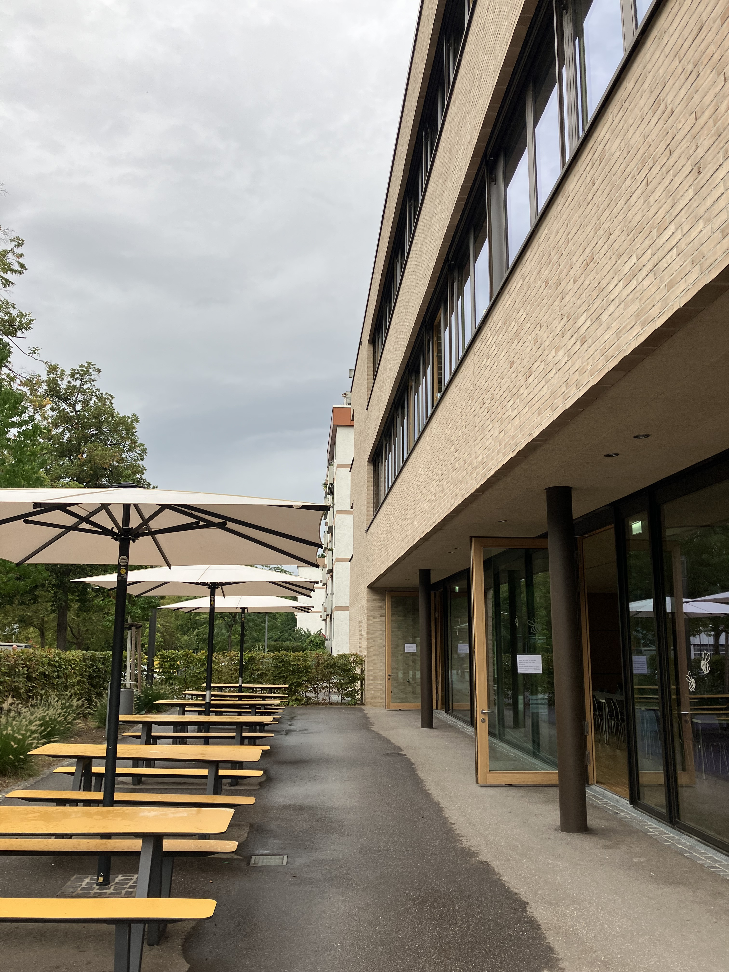 Sonnenschirme vor der Gerhart-Hauptmann-Schule