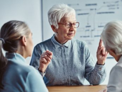 Gedächnisträining für Senioren. KI-generiertes Foto (Stadt Heilbronn/Jürgen Häffner)