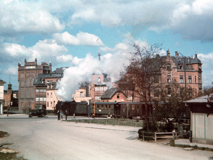 Das Bild zeigt eine Dampflok, die um das Jahr 1940 vom Südbahnhof mit Personenwaggons Richtung Sontheim fährt. Im Hintergrund sind Werksgebäude der Firma Knorr zu sehen. Das Gebäude rechts wurde 1898 erbaut. In den 1930er Jahren war dort die Gaststätte "Fleinerhöhe".