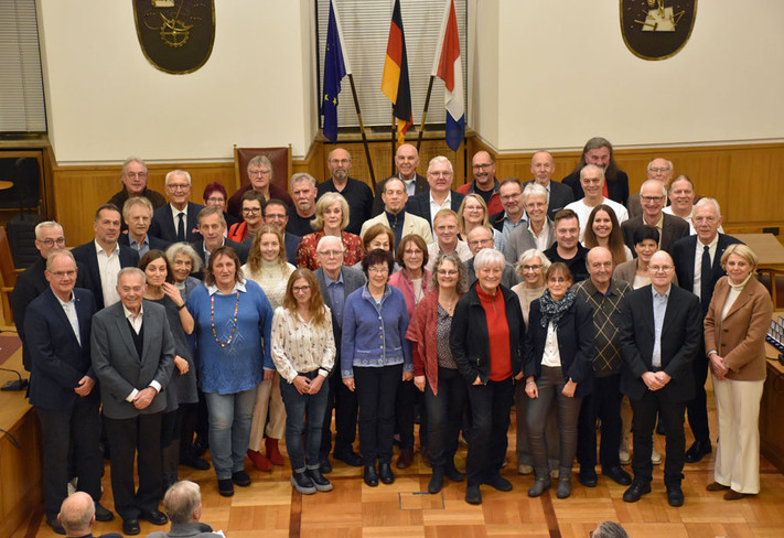 Die Geehrten mit Oberbürgermeister Harry Mergel (2. Reihe von vorne rechts), Bürgermeisterin Agnes Christner (vorne rechts) und Dekan Christoph Baisch (3. Reihe von vorne rechts) vom Forum Ehrenamt im Großen Ratssaal des Rathauses. Foto: Stadt Heilbronn