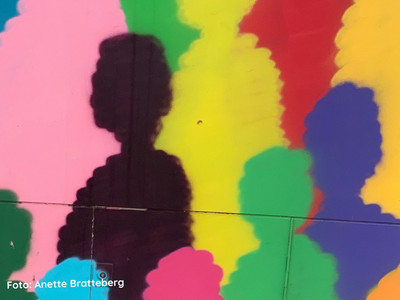 Bunte Silhoutten von gezeichneten Personen.