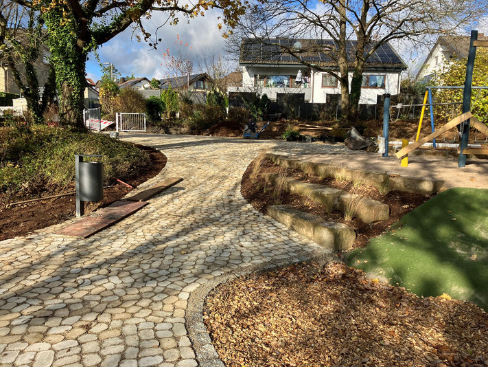 Auf dem Spielplatz Brahmsstraße in Biberach ist ein größeres Seilklettergerät und eine Doppelschaukel die Hauptattraktion. Foto: Stadt Heilbronn