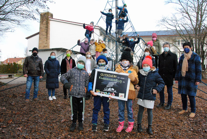 Die Kinder der Klasse 2c der Albrecht-Dürer-Schule freuen sich zusammen mit (v.l.) Elternvertreter Bernd Forster, Klassenlehrerin Saskia Glaser, Michaela Weinreuter, Rektorin Gerhart-Hauptmann-Schule, Jessica Eßlinger, Konrektorin Albrecht-Dürer-Schule, und Schülersprecher Duane Bensz über ihren Preis zur Aktion „Zu Fuß zur Schule“. Überbracht haben ihn (v.r.) Karin Schüttler, Leiterin Schul-, Kultur- und Sportamt, HNV-Geschäftsführer Gerhard Gross und Christiane Ehrhardt, Leiterin Amt für Straßenwesen.  - Foto: Brand