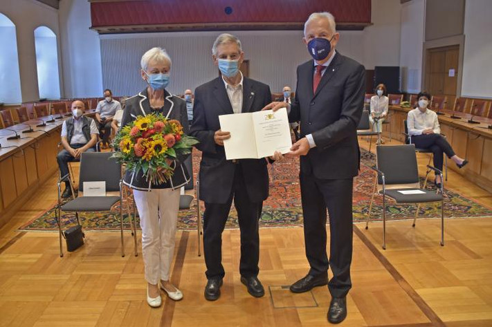 Ausgezeichnet für sein jahrzehntelanges ehrenamtliches Engagement: Siegfried Eckstein mit Ehefrau Ellen und OB Harry Mergel