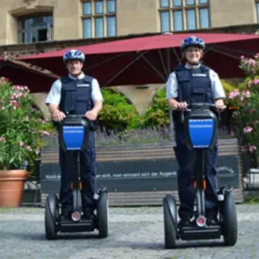 Schmuckbild - zwei Ordnungsdienstmitarbeiter aus Segways