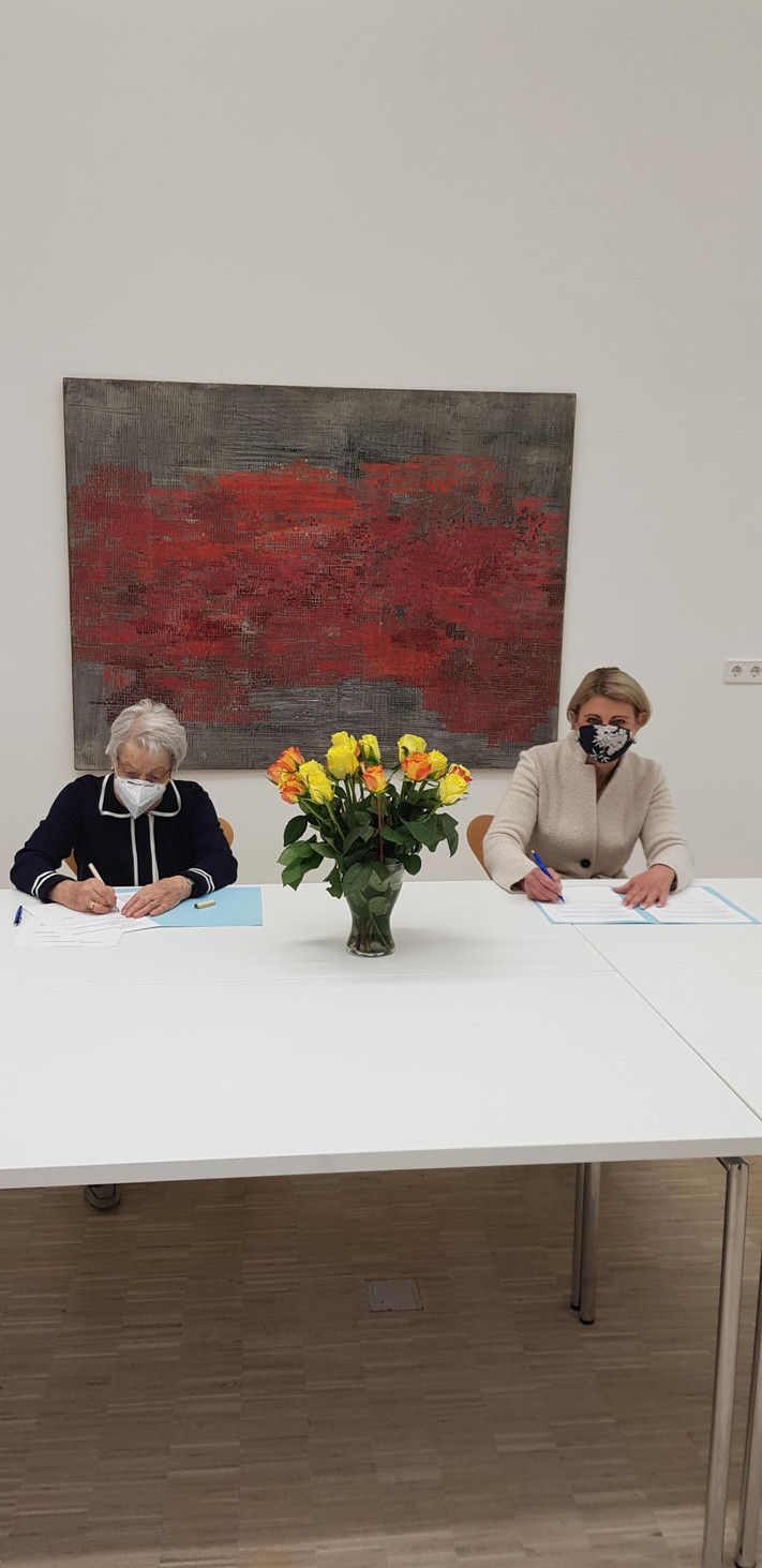 Stiftungsvorsitzende Ruth Reinwald und Bürgermeisterin Agnes Christner unterzeichnen den Vertrag über das künftige Netzwerk zur kulturellen Bildung