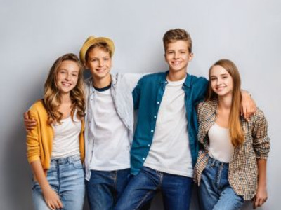 Man sieht eine Gruppe Jugendlicher