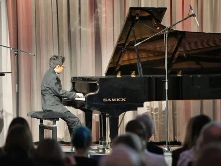 Musikschüler am Flügel