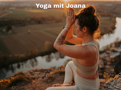 Man sieht eine Frau, die Yoga macht vor einer Landschaft.