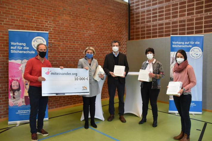 Bürgermeisterin Agnes Christner (2.v.l.), Schul-, Kultur- und Sportamtsleiterin Karin Schüttler (2.v.r.) und Andreas Heinrich (l.)  vom Vorstand des Vereins Miteinander überreichten Martin Vetter (M.), Schulleiter der Silcherschule, und Konrektorin Sonja Saupp Minirouter und Sim-Karten