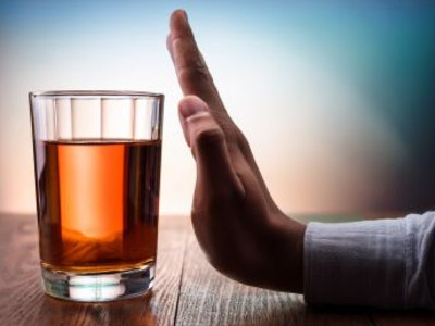 Hand lehnt Alkohol ab. Ki- generiertes Foto. Stadt Heilbronn/Jürgen Häffner