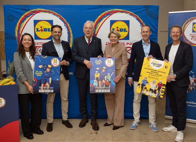 Gruppenfoto bei der Pressekonferenz zur Lidl Deutschland Tour 2026 am 10. Dezember 2026 im Rathaus.