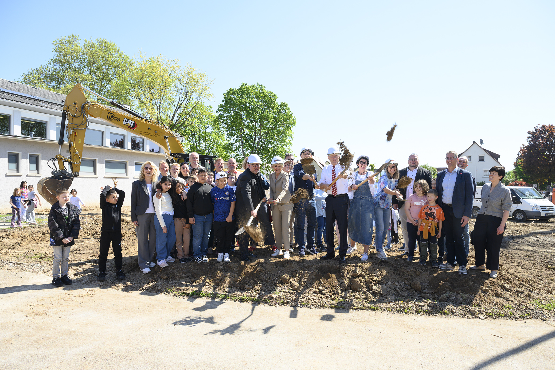 am Spaten (v.l.): Bürgermeister Andreas Ringle, Bürgermeisterin Agnes Christner, Ralf Thom von BJW Architekten, Oberbürgermeister Harry Mergel, Schulleiterin Susanne Kugel und Christine Sima von Sima Breer