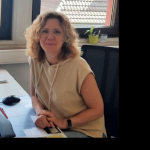 Man sieht Kirstin Finger an ihrem Arbeitsplatz