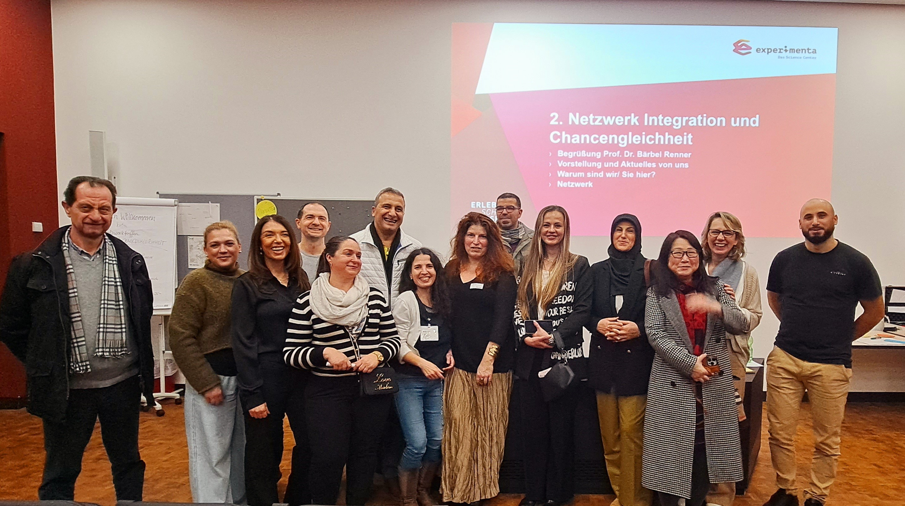 Der Beirat für Partizipation und Integration mit Claudia Marschall (Mitte rechts), die Geschäftstelle des Beirats Isabel Gil (Mitte links) und Kathrin Singer (zweite rechts hintere Reihe) beim Netzwerktag „Netzwerk Integration und Chancengleichtheit“ am 21. Januar 2025 in der experimenta. 