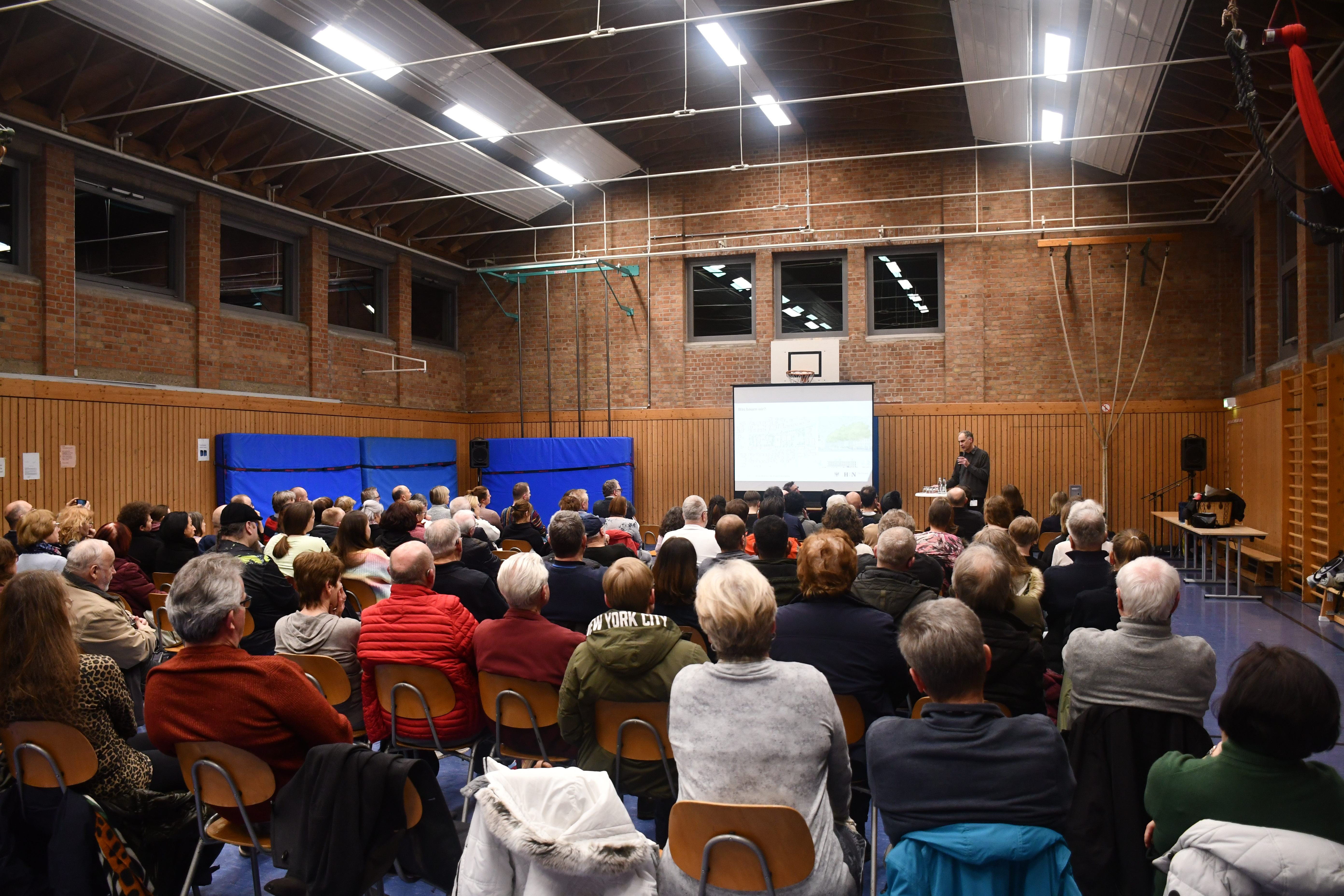 Über 100 Bürgerinnen und Bürger interessierten sich für die Informationsveranstaltung zum Neubau der Neckartalschule und des -campus.