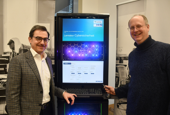 Im Lernlabor Cybersicherheit: Prof. Jochen Günther (li., Hochschule Heilbronn) und Dr. Christian Schunck (Fraunhofer IAO) an einem der Demonstratoren, die veranschaulichen, wie Cyberangriffe ablaufen können. (Foto: Stadt Heilbronn) 