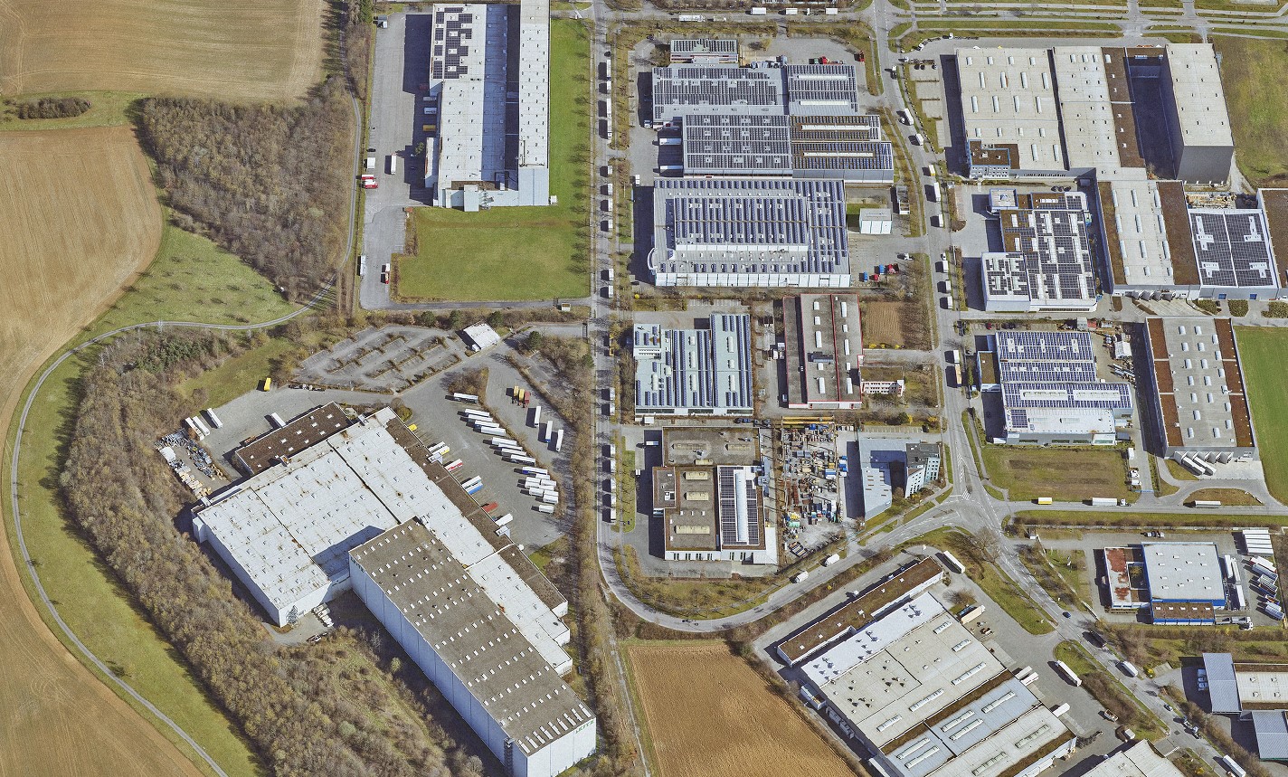 Man sieht ein Luftbild der PV-Anlagen auf den Dächern der Gewebebetriebe in den Böllinger Höfen