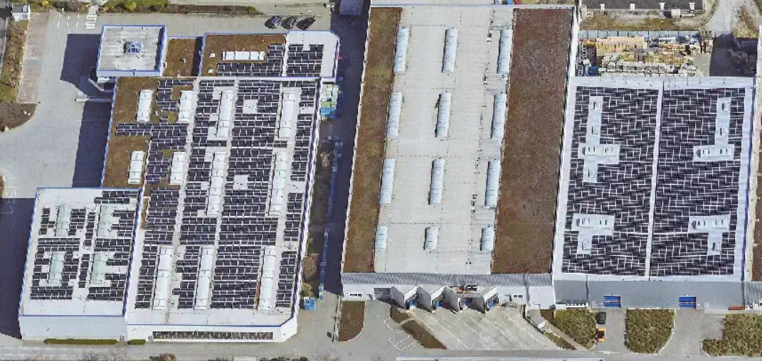 Ein Luftbild der PV-Anlage der Firma Ideal Group