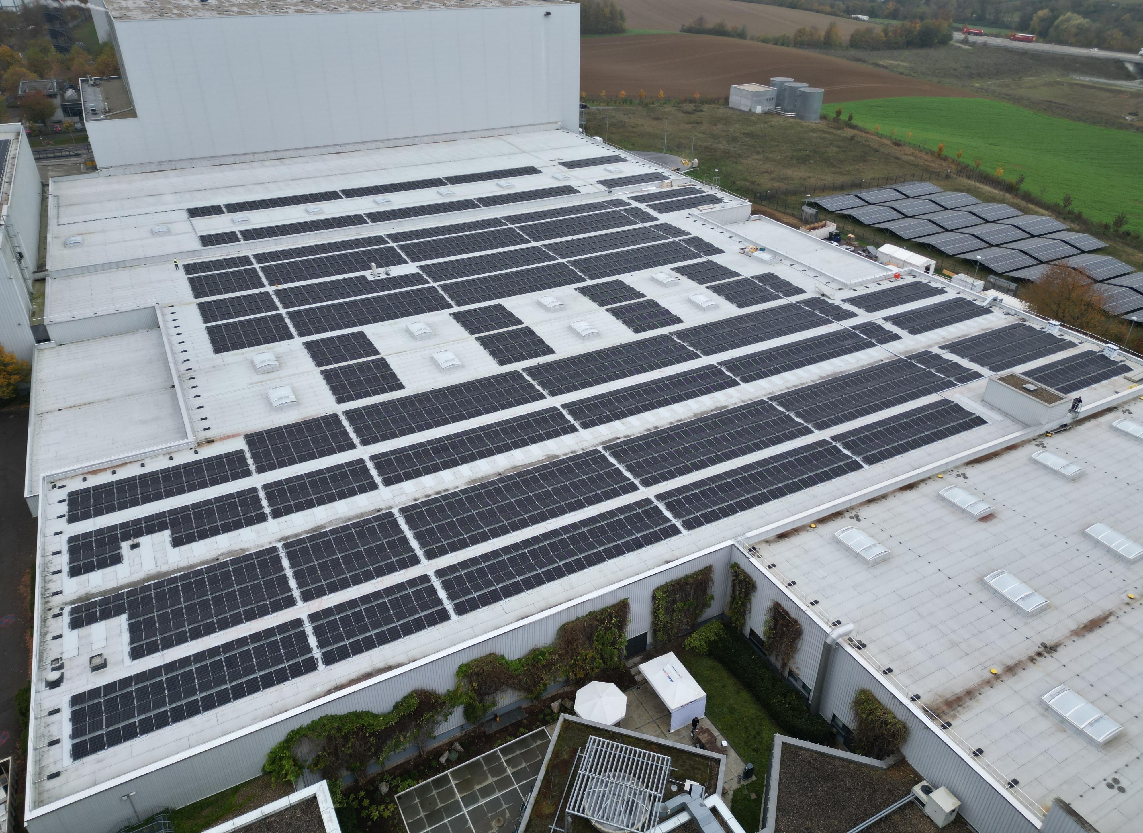 Ein Luftbild der PV-Anlage der Intersport Zentrale