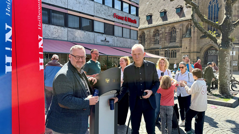 Man sieht ein Foto von der Einweihung des Trinkbrunnens 2025 - zu sehen sind Oberbürgermeister Harry Mergeln und Baubürgermeister Andreas Ringle