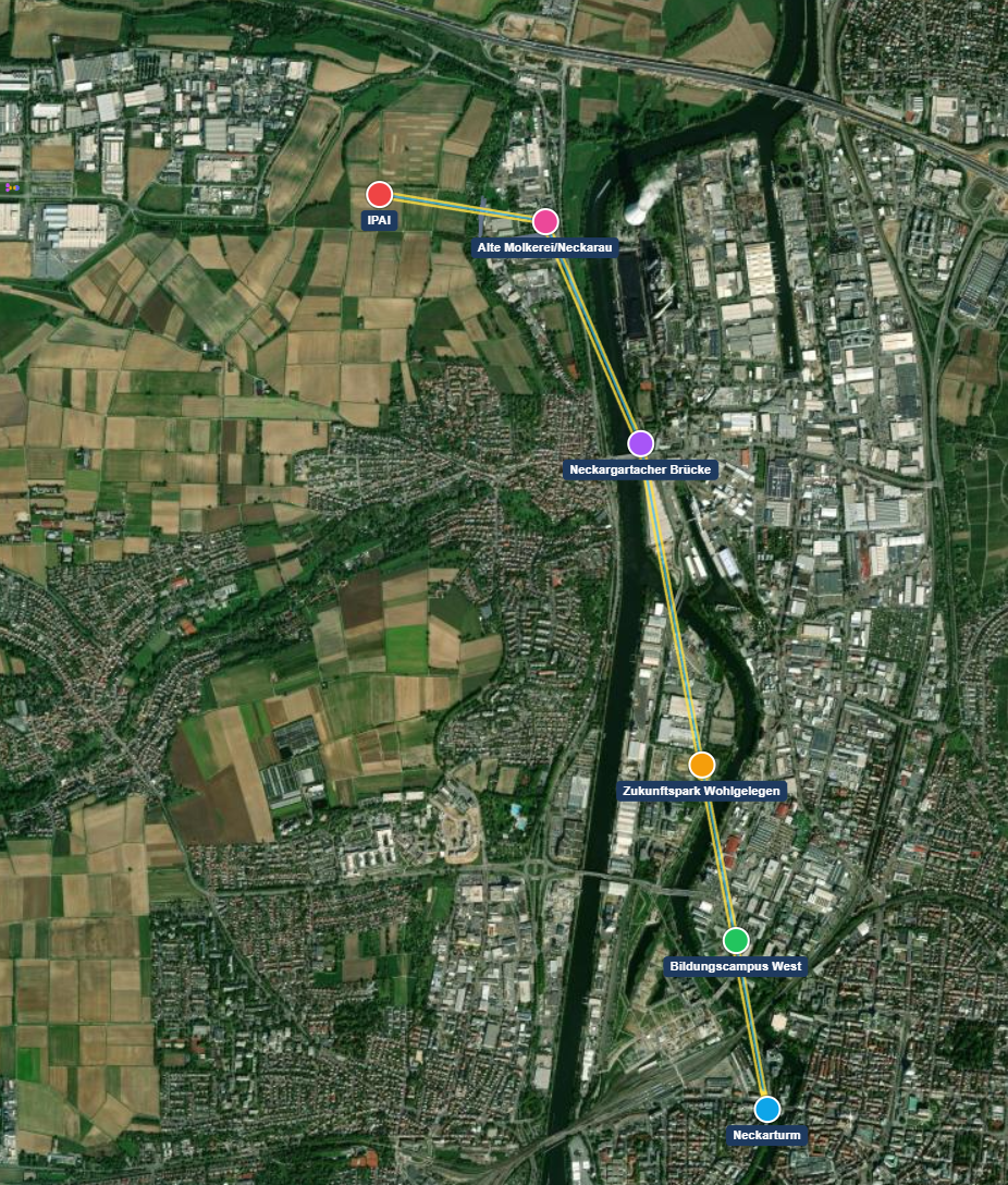 Kartenausschnitt von Heilbronn, der die geplante Seilbahnstrecke entlang von sechs Stationen zeigt. Station 1 Neckarturm – Kurt-Schuhmacher-Platz; Station 2 Bildungscampus (West); Station 3 Zukunftspark Wohlgelegen; Station 4 Neckargartacher Brücke; Station 5 Neckarau – Alte Molkerei; Station 6 IPAI Campus