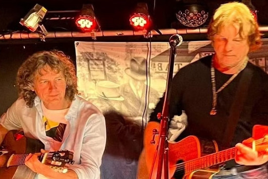 Blonde on Blonde Duo an der Gitarre