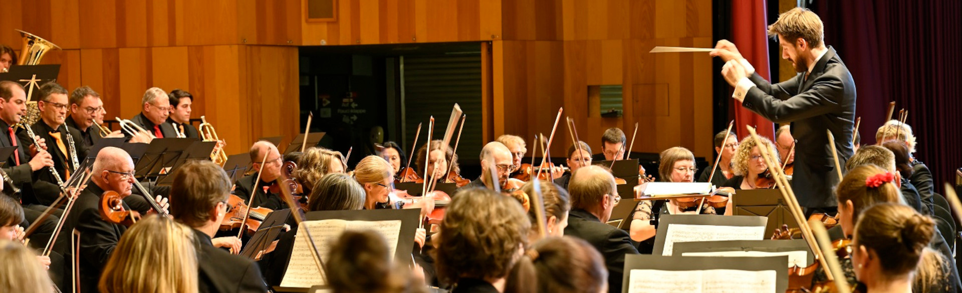 Orchester mit Dirigent Georg Köhler