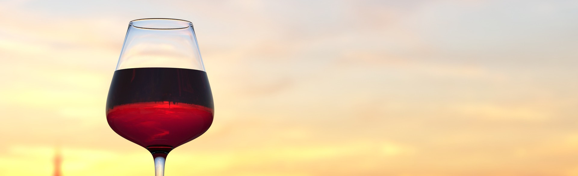 Rotweinglas bei Sonnenuntergang