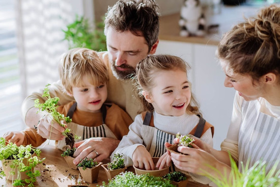 Familie mit Küchenkräutern