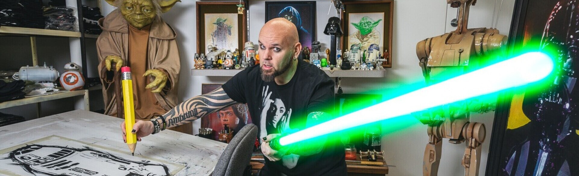 Matt Busch mit Lichtschwert am Zeichnen von Star Wars Figuren
