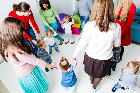 Tanzende Mamas mit Kindern., © Adobe Stockfoto