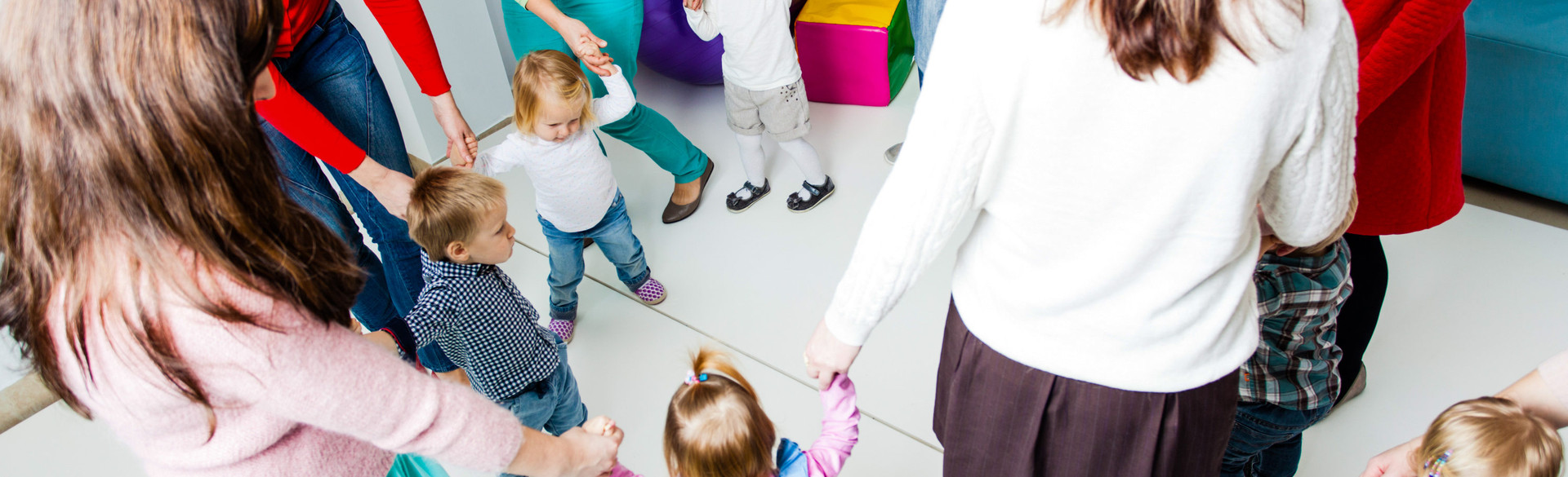 Tanzende Mamas mit Kindern., © Adobe Stockfoto