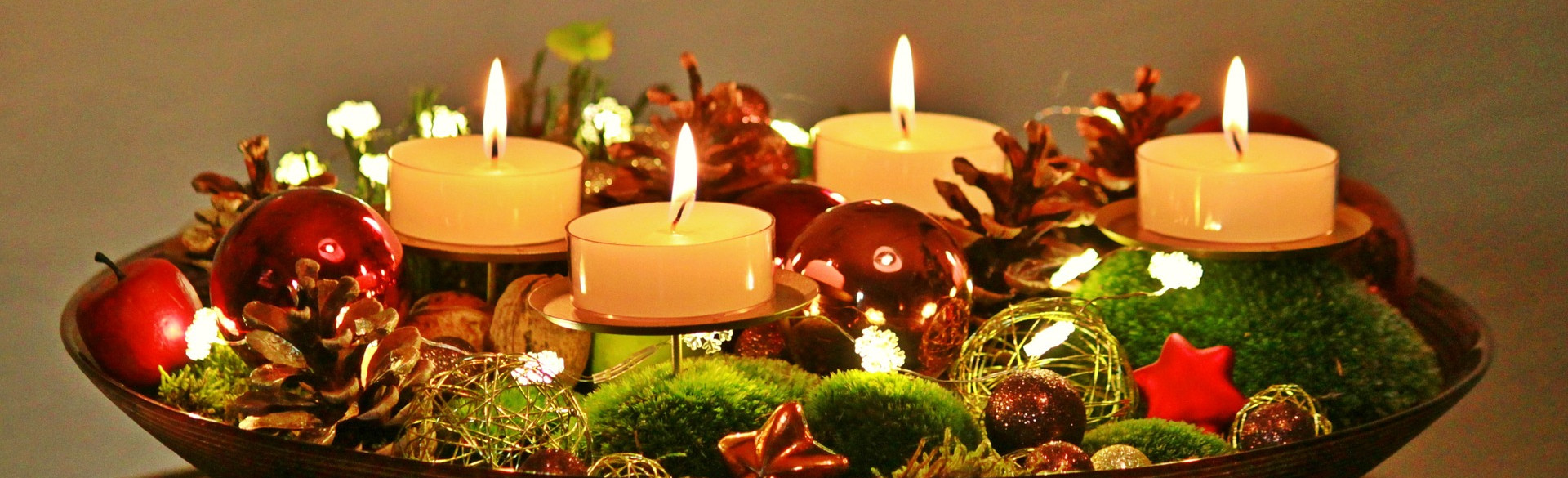 Adventskranz in Schale