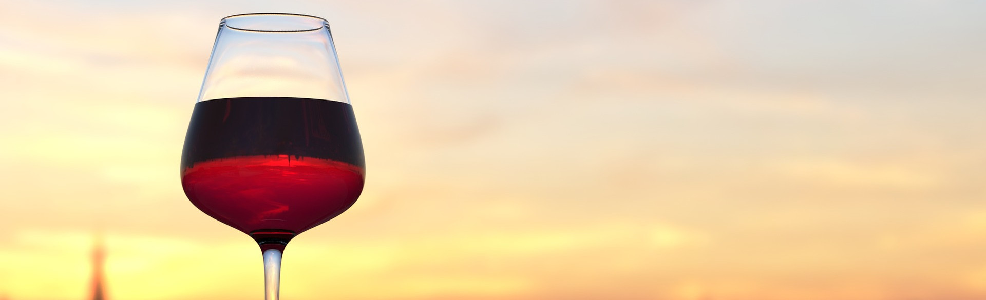 Ein Glas Rotwein bei Sonnenuntergang