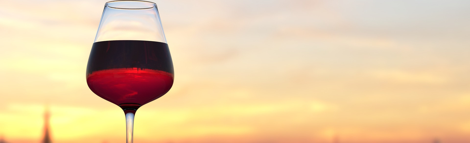 Ein Glas Rotwein bei Sonnenuntergang